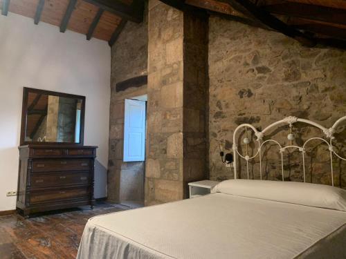 MerzaCasa Goris的一间卧室设有一张床和石墙