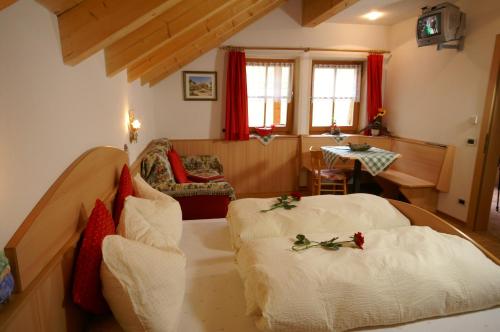 圣马蒂诺-因巴迪亚拉弗吕农家乐的一间卧室设有两张床,拥有圣诞装饰