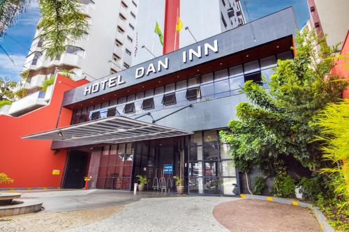 索罗卡巴Hotel Dan Inn Sorocaba的一座有标志的建筑,上面写着旅馆贷款的标志