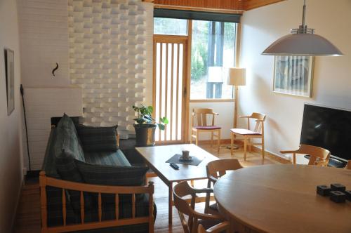延雪平Svf Hotell & Konferens的客厅配有沙发和桌子