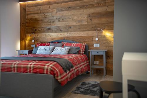 库马约尔Maison Altea的一间卧室配有一张木墙床