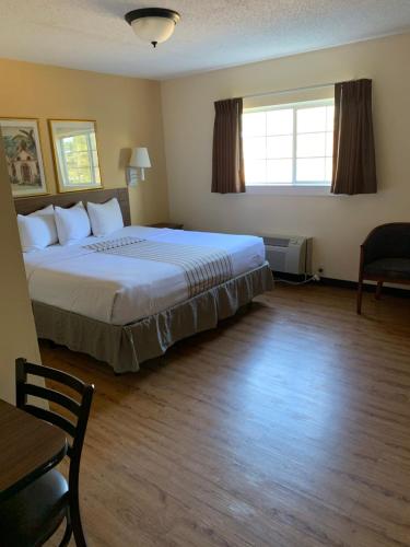 默特尔比奇Motel 6 Myrtle Beach的一间设有大床和窗户的酒店客房