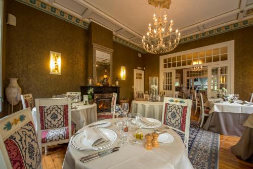 布永拉费偌尼尔酒店的一间带桌椅和吊灯的用餐室