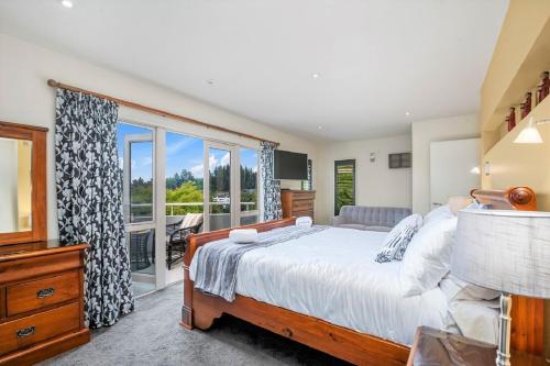 陶波Acacia Waters - Lake Taupo的一间卧室设有一张床和一个大窗户