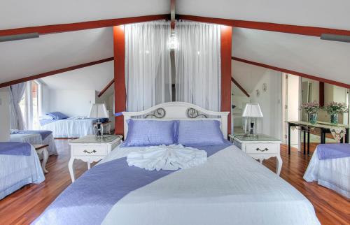 卡内拉卡内拉普萨达德芬芳旅馆的一间卧室配有一张带蓝色枕头的大床