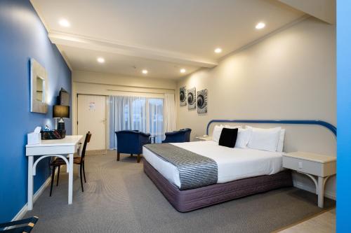 德拉迈尔汽车旅馆客房内的一张或多张床位
