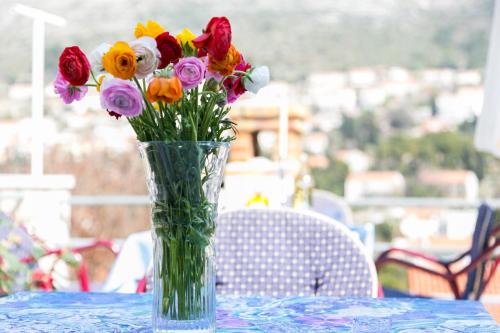 杜布罗夫尼克拉古日酒店的花瓶,花朵放在桌子上