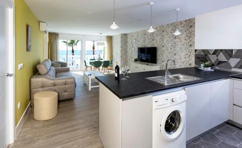 内尔哈佩拉码头公寓的厨房以及带水槽和洗碗机的起居室。