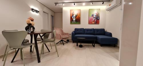 埃拉特Yuval holidey aprtment eilat的客厅配有蓝色的沙发和桌子