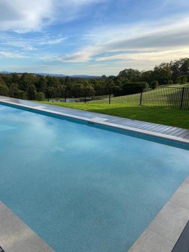 波高尔宾酒乡别墅酒店的庭院里的一个蓝色海水游泳池
