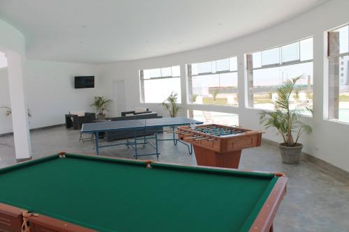 帕拉卡斯Casa 33 Sotavento Paracas的大型客房设有窗户,配有台球桌。
