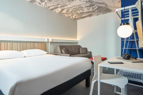 克拉马ibis Clamart Paris Velizy的配有一张床和一张书桌的酒店客房