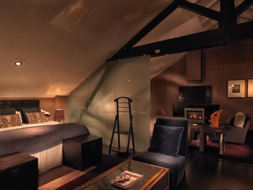贝尔法斯特马尔马逊贝尔法斯特酒店的一间卧室配有一张床、梯子和椅子