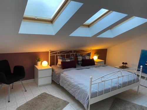 博尔滕哈根Nordwind的一间卧室配有一张床和天窗