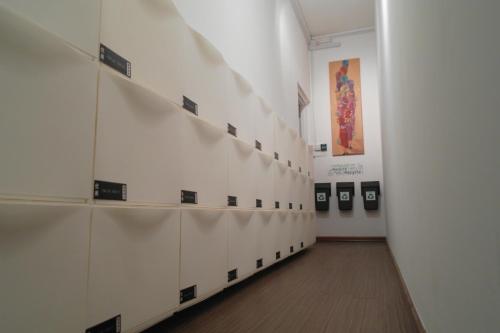 新加坡忧美睡香酒店的走廊上,房间里有一排储物柜