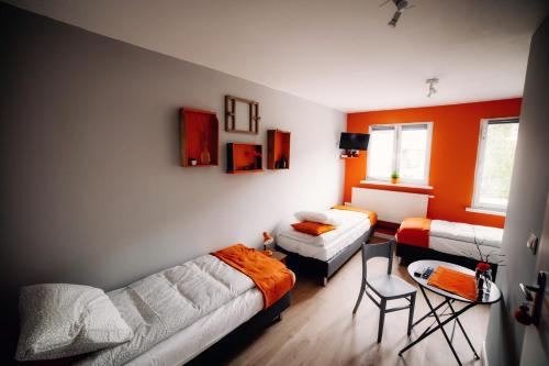 日拉尔杜夫Atmosfera的一间带两张床和一张沙发的客厅