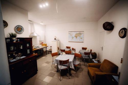 日拉尔杜夫Atmosfera的厨房以及带桌椅的起居室。