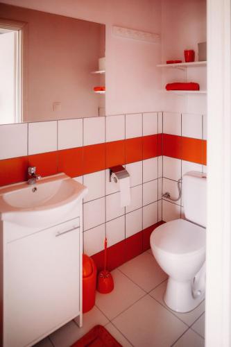 日拉尔杜夫Atmosfera的一间带卫生间和水槽的浴室