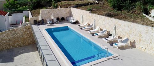 米利尼桑巴别墅公寓的享有带躺椅的游泳池的顶部景致