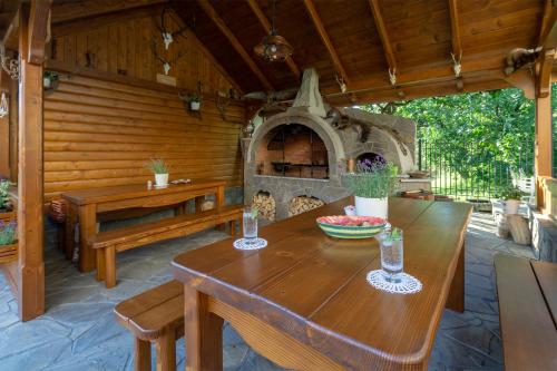 克罗奇琴科Willa Grono的户外庭院设有木桌和石炉。