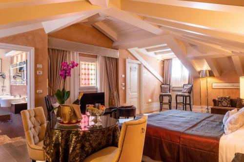 威尼斯摩里斯科酒店的配有一张床和一张桌子及椅子的房间