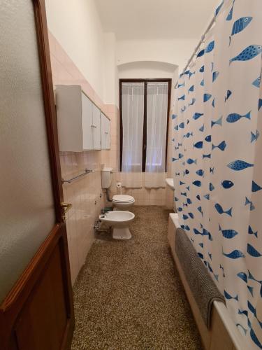 拉帕洛Holiday in Portofino by PortofinoVacanze的一间带卫生间和水槽的浴室