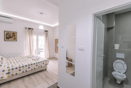 巴尼亚科维利亚查VS Studio Apartmani Banja Koviljača的一间卧室设有一张床、淋浴和卫生间