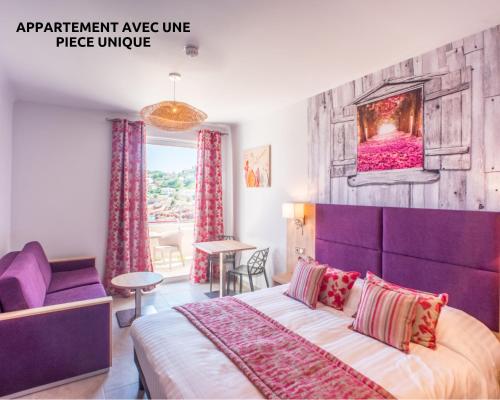 阿盖Hôtel et Appart Hôtel Les Flots Bleus的一间卧室配有一张大床和一个紫色床头板