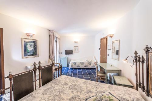 帕图马塞里亚琉璃普尔克拉酒店的一间卧室配有两张床、一张桌子和一张书桌