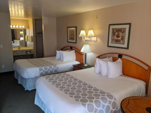 CainevilleCathedral Valley Inn的酒店客房带两张床和一间浴室