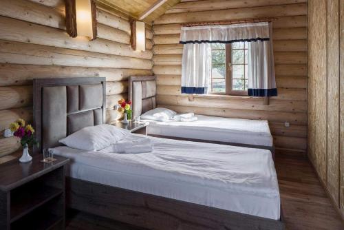 GyulagarakGrig House Eco Resort的木间设有两张床,设有窗户