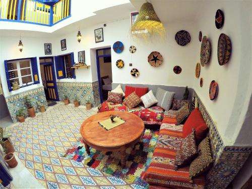 索维拉berber hostel的客厅配有沙发和桌子