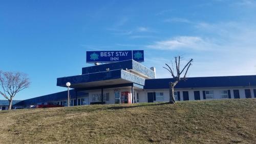 曼彻斯特Best Stay Inn -Manchester的上面有两条路标的建筑