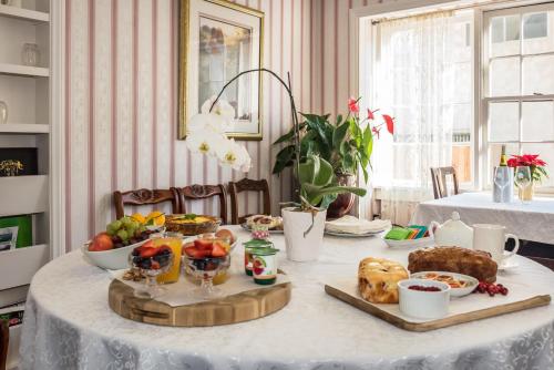 圣巴巴拉巴斯街酒店的一张桌子,上面有食物放在白色桌布上