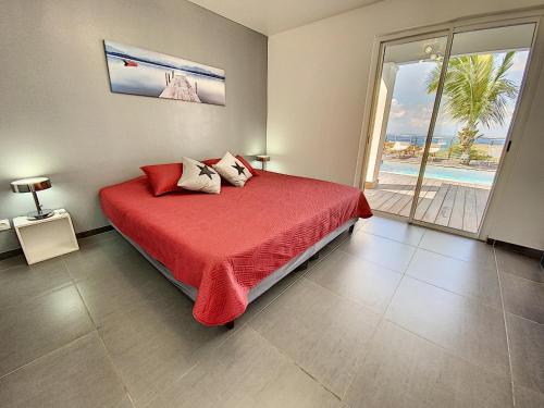 Friar's BayVilla SEA VIEW, 5 min from the beach, overlooking the caribbean sea, private pool的一间卧室设有一张床,享有海景