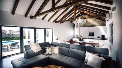 普利拉卡Luxury Villa Mala的客厅配有蓝色的沙发和桌子