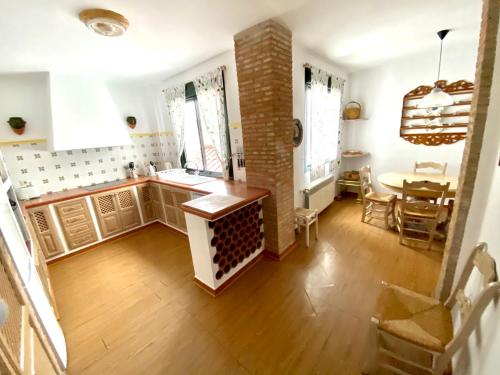 隆达埃斯皮内尔游人公寓的开放式厨房和带桌子的用餐室