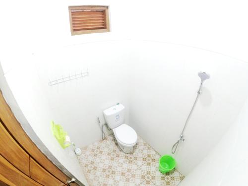班图尔South City Homestay in Wirokerten的一间带卫生间和绿色桶的小浴室