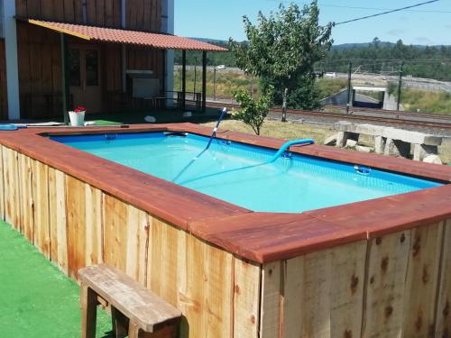 帕德隆Crucesinn Albergue的一个带木甲板的游泳池和一个配有木头的游泳池