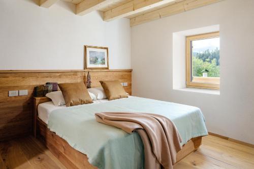 维哥迪法萨La casa!的一间卧室配有一张床铺,床上有毯子