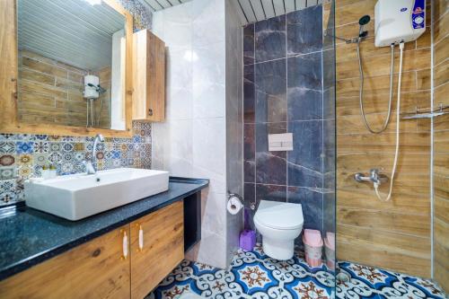 阿拉尼亚Alanya Damlataş Apart的一间带水槽和卫生间的浴室