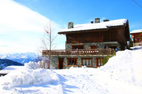 PrarionChalet des Alpes NATURE & MOUNTAIN by Alpvision Résidences的前面的雪覆盖的房子