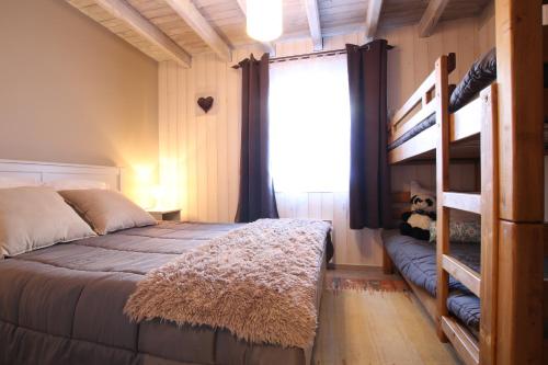 瓦尔Chalet Changalan的一间卧室配有双层床和窗户。