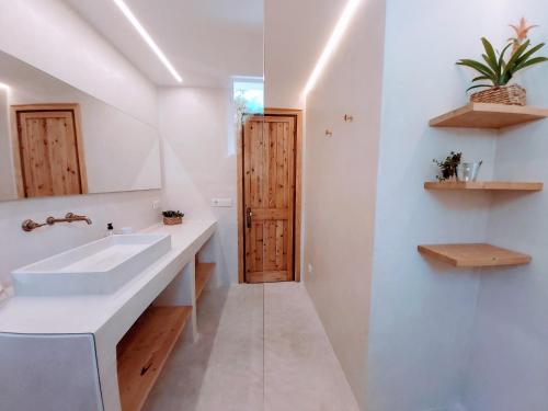 桑特柳伊斯Marmirada的一间带水槽和木门的浴室