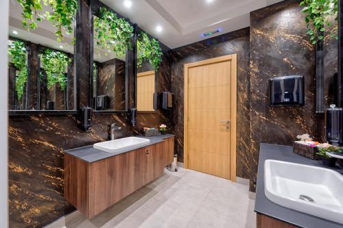 乌日策Hotel Aria的浴室设有2个水槽和2面镜子