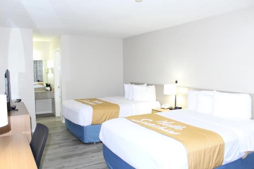 威尔科克斯威尔科克斯戴斯汽车旅馆的酒店客房配有两张床和一张书桌