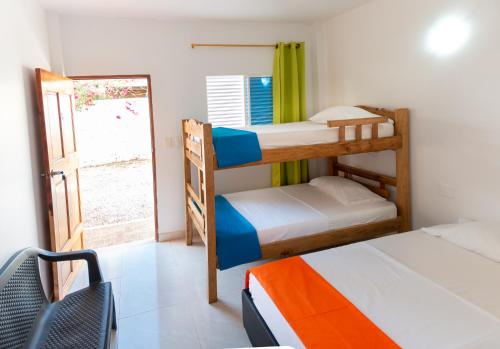 塔甘加White Taganga的客房设有两张双层床和一扇窗户。