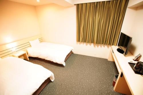 秋田多美迎秋田酒店的酒店客房设有两张床和电视。