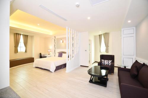马公传承堡大饭店的酒店客房,配有床和沙发