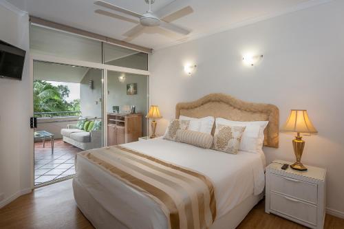 棕榈湾棕榈湾绿洲酒店的一间带大床的卧室和一间客厅